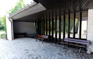 Drei der vier Bänke vor der Aussegnungshalle