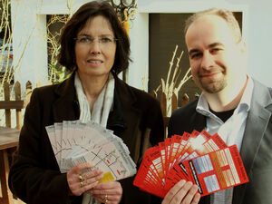 SPD-Landratskandidat Martin Bengler und Bürgermeisterkandidatin Beate Frommhold-Buhl präsentieren die 1. Hilfe-Karte