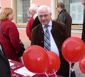 OB Dieter Thalhammer schaute am Stand vorbei und unterschrieb gleich mit.