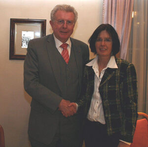 Bürgermeisterkandidatin Beate Frommhold-Buhl begrüßt ihren Gast Günther Knoblauch