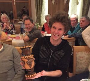 Victor Weizenegger mit seiner neuen Amphore